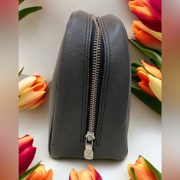 Louis Vuitton Toiletry Pouch Taiga Leather GM Black - Picture 3 of 12